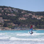 © Planche à voile dans la baie des Lecques - Office de tourisme de Saint-Cyr-sur-Mer / Joan Costeja