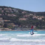 © Planche à voile dans la baie des Lecques - Office de tourisme de Saint-Cyr-sur-Mer / Joan Costeja
