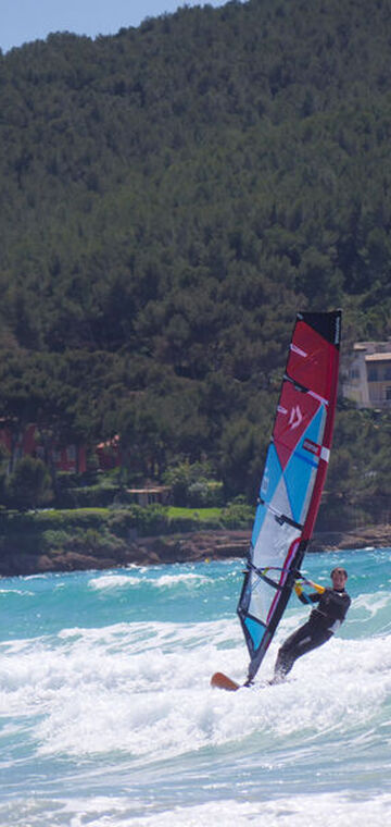 © Planche à voile dans la baie des Lecques - Office de tourisme de Saint-Cyr-sur-Mer / Joan Costeja