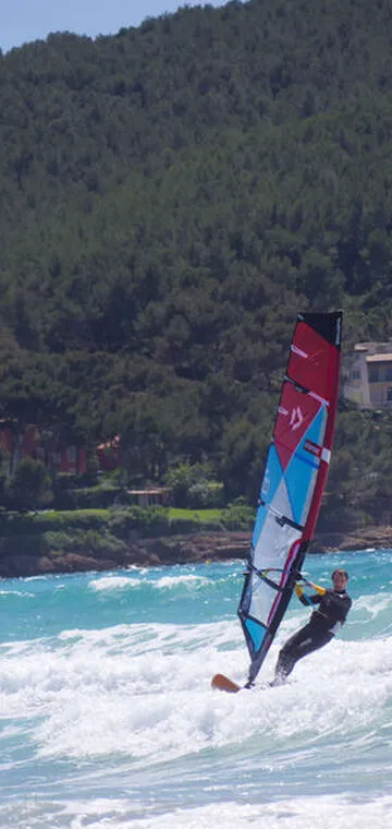 © Planche à voile dans la baie des Lecques - Office de tourisme de Saint-Cyr-sur-Mer / Joan Costeja