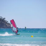 © Planche à voile dans la baie des Lecques - Office de tourisme de Saint-Cyr-sur-Mer / Joan Costeja