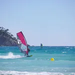© Planche à voile dans la baie des Lecques - Office de tourisme de Saint-Cyr-sur-Mer / Joan Costeja