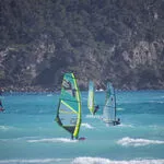 © Planche à voile dans la baie des Lecques - Office de tourisme de Saint-Cyr-sur-Mer / Joan Costeja