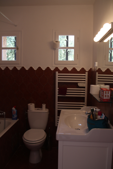 © Salle de bain - Beyssac Fargues Claude