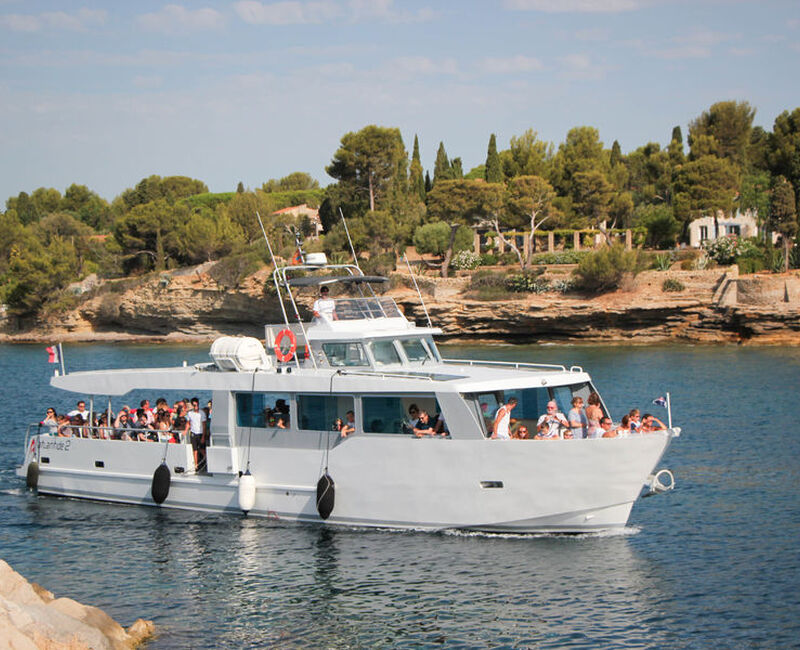 Promenade en mer commentée des 13 calanques  avec l'Atlantide