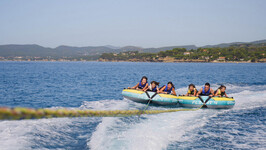 © Towed buoy in the bay of Les Lecques - New Gliss - Office de Tourisme de Saint-Cyr-sur-Mer / Joan Costeja