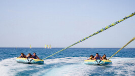 © Towed buoy in the bay of Les Lecques - New Gliss - Office de Tourisme de Saint-Cyr-sur-Mer / Joan Costeja