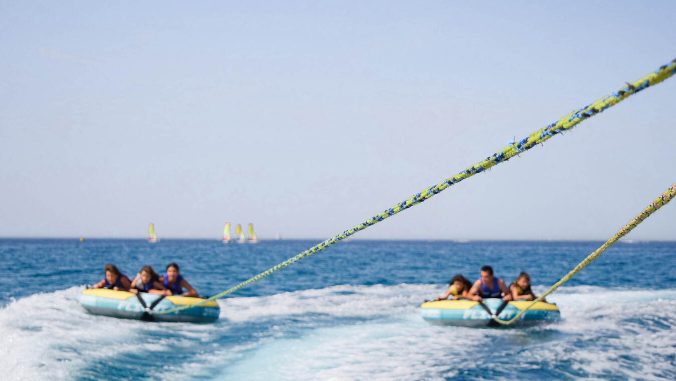 © Bouée tractée disque dans la baie - Office de Tourisme de Saint-Cyr-sur-Mer / Joan Costeja