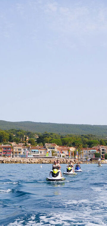 © Location de jet ski dans la baie - Office de Tourisme de Saint-Cyr-sur-Mer / Joan Costeja