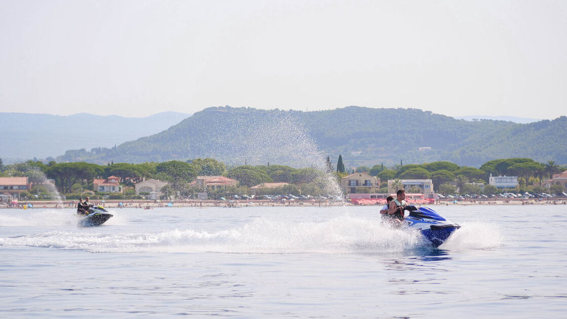 © Location de jet ski dans la baie - Office de Tourisme de Saint-Cyr-sur-Mer / Joan Costeja