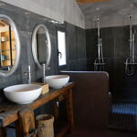 © Salle de douche double chambre La Calanque - Les Pieds Tanqués