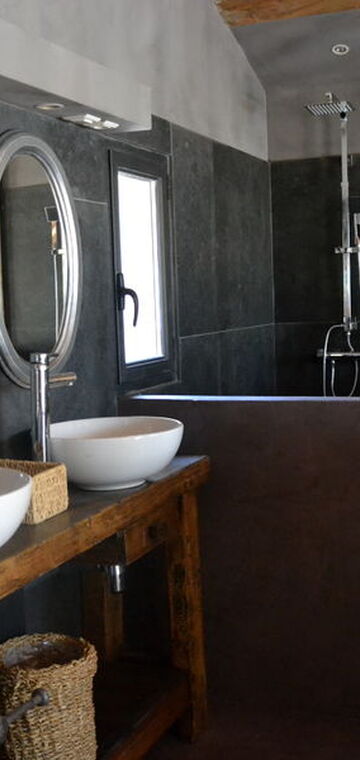 © Salle de douche double chambre La Calanque - Les Pieds Tanqués