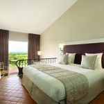 © Chambre Deluxe, terrasse vue sur le golf et la mer - Le Frégate Provence