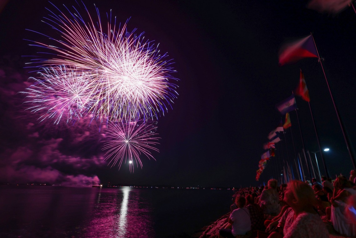 © Feu d'artifice Port d'Hyères - Urope