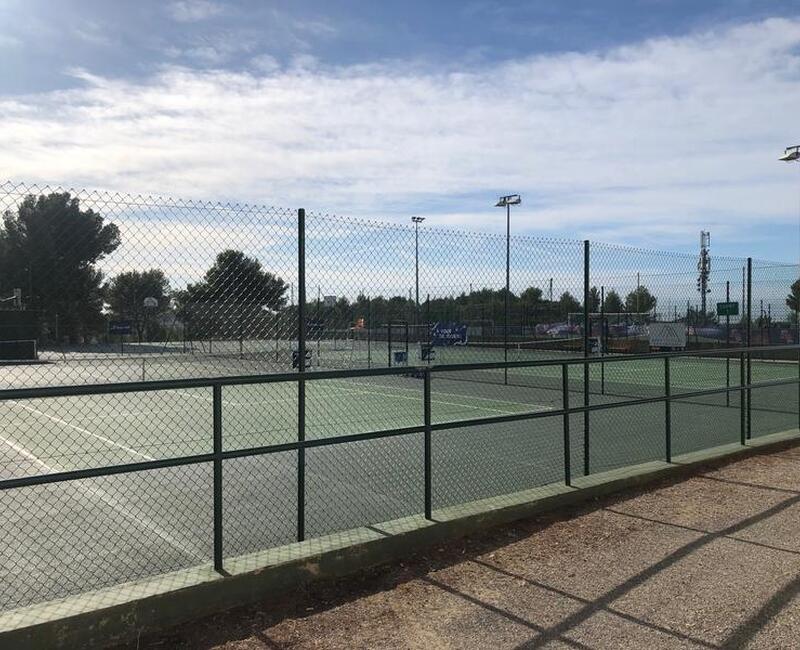 Jouer au tennis