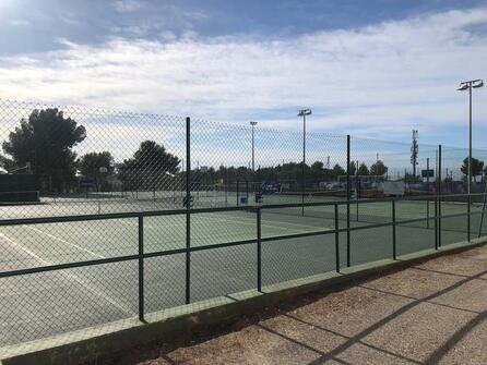 Jouer au tennis