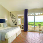 © Chambre Deluxe, terrasse vue sur le golf et la mer - Le Frégate Provence