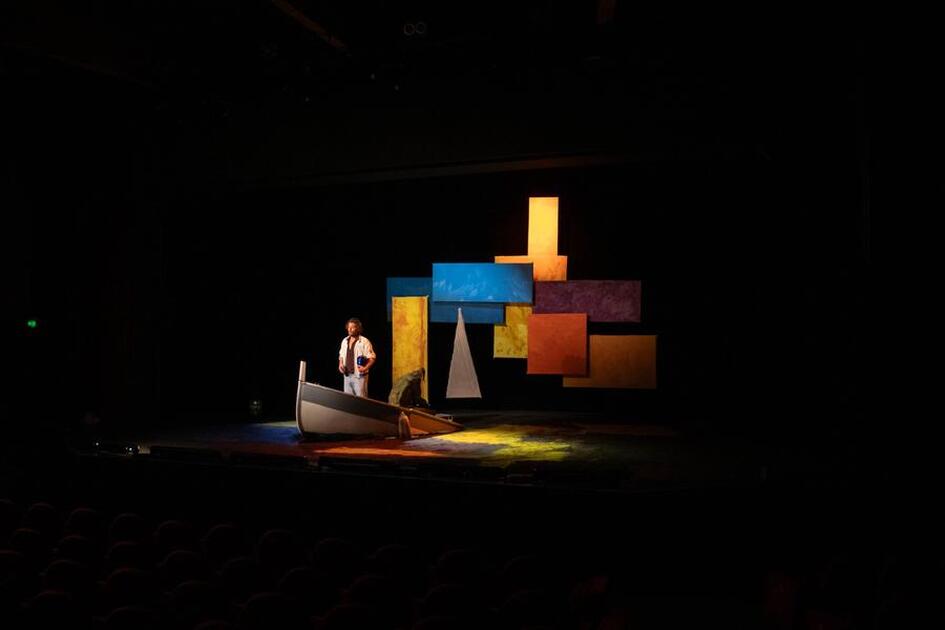 © Théâtre : Pourquoi j'ai jeté ma grand-mère dans le Vieux-Port | Théâtre Galli_Sanary-sur-Mer - 2024_05_29-pouquoi-jai-jete-ma-grand-mere-dans-le-vieux-port-69-scaled