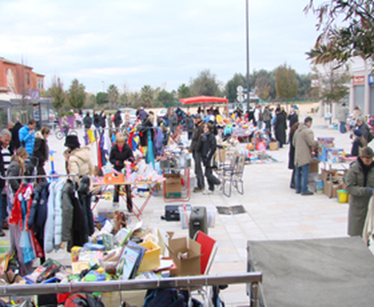 © Vide grenier de la promenade de la Rambla - Ville de Saint Cyr sur Mer