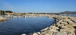 © La Jetée entre le port et la mer Port à 100m - Anquetil