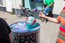 © “Customize Your Cap and Sneakers” and Canvas Mural Workshop with San’art | Urban Arts Festival_Sanary-sur-Mer - Ville de Sanary-sur-Mer