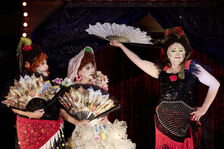 © Festival Les scènes du Château de la Moutte - YA D’LA JOIE Un irrésistible cabaret déjanté_Saint-Tropez - © Festival Les scènes du Château de la Moutte