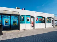 © Exposition en plein air aux terrasses du Nouveau Port_Saint-Cyr-sur-Mer - ©Office de tourisme de Saint-Cyr-sur-Mer / Inès da Fonséca
