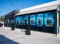 © Exposition en plein air aux terrasses du Nouveau Port_Saint-Cyr-sur-Mer - ©Office de tourisme de Saint-Cyr-sur-Mer / Inès da Fonséca
