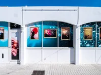 © Exposition en plein air aux terrasses du Nouveau Port_Saint-Cyr-sur-Mer - ©Office de tourisme de Saint-Cyr-sur-Mer / Inès da Fonséca