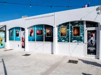 © Exposition en plein air aux terrasses du Nouveau Port_Saint-Cyr-sur-Mer - ©Office de tourisme de Saint-Cyr-sur-Mer / Inès da Fonséca
