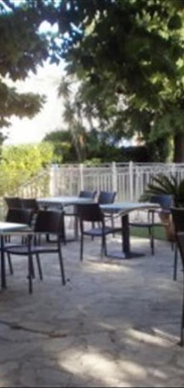 © Hôtel La Cauquière - La Cauquière