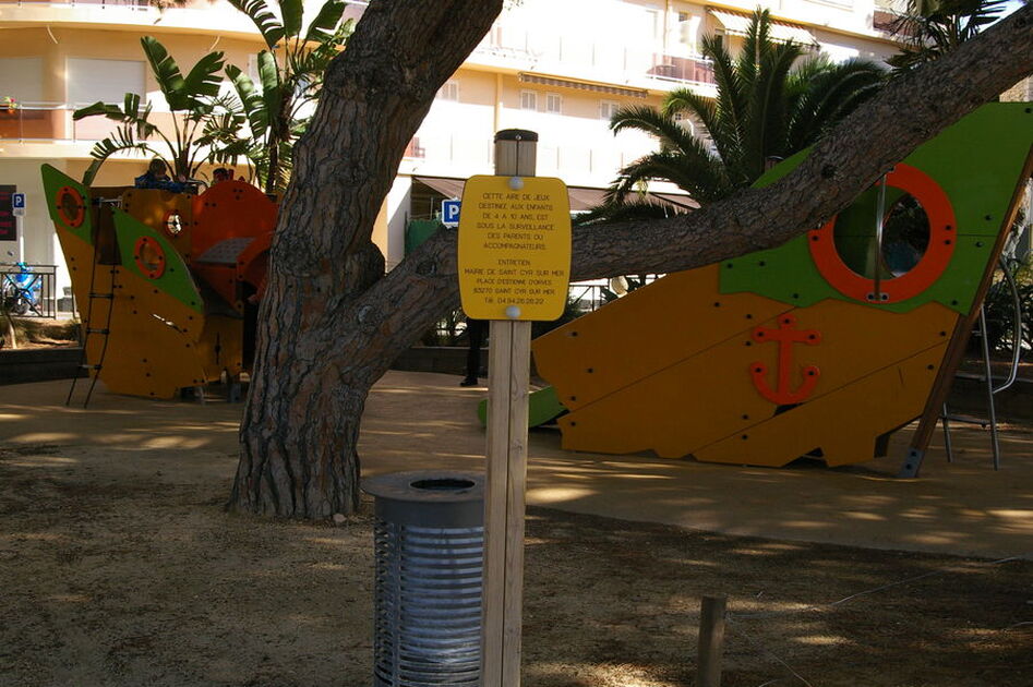© Aire de jeux Square Férrié - Office de Tourisme de Saint-Cyr-sur-Mer