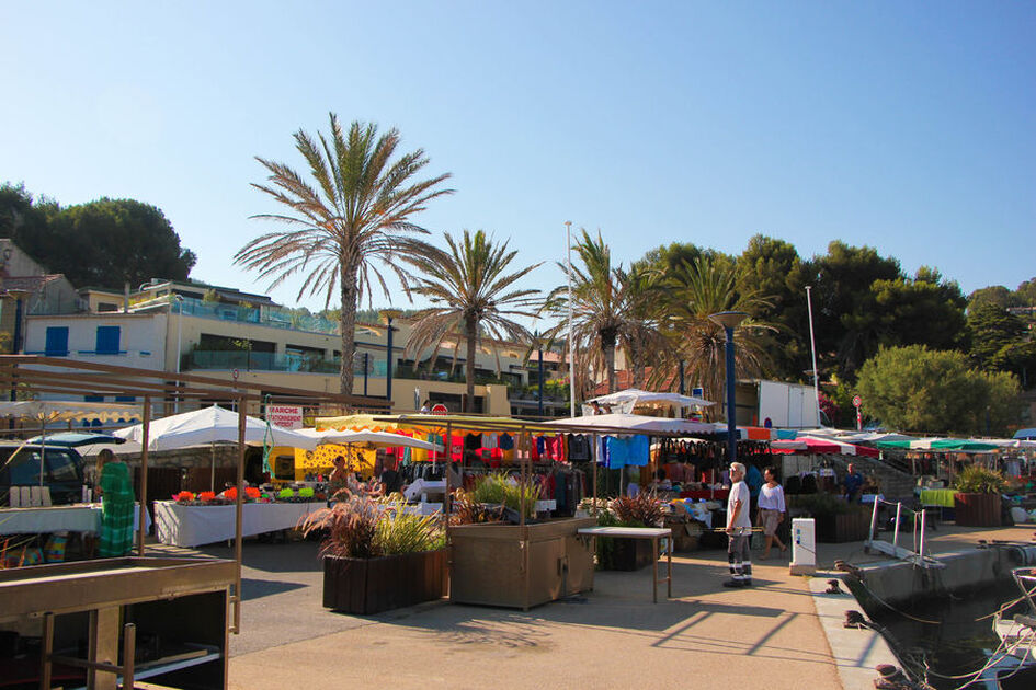 © Marché estival du port de la Madrague - Office de Tourisme de Saint-Cyr-sur-Mer