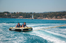 © Towed buoy in the bay of Les Lecques - New Gliss - Office de Tourisme de Saint-Cyr-sur-Mer
