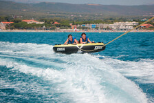 © Towed buoy in the bay of Les Lecques - New Gliss - Office de Tourisme de Saint-Cyr-sur-Mer