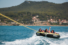 © Towed buoy in the bay of Les Lecques - New Gliss - Office de Tourisme de Saint-Cyr-sur-Mer