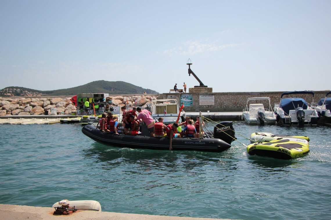 © Bouée tractée avec wake sensation - Office de tourisme de Saint-Cyr-sur-Mer