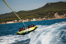 © Bouée tractée avec wake sensation - Office de tourisme de Saint-Cyr-sur-Mer