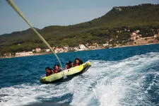 © Bouée tractée avec wake sensation - Office de tourisme de Saint-Cyr-sur-Mer