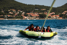 © Bouée tractée avec wake sensation - Office de tourisme de Saint-Cyr-sur-Mer