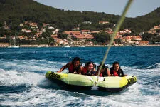 © Bouée tractée avec wake sensation - Office de tourisme de Saint-Cyr-sur-Mer