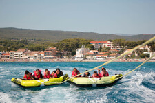 © Bouée tractée avec wake sensation - Office de tourisme de Saint-Cyr-sur-Mer
