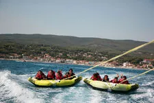 © Bouée tractée avec wake sensation - Office de tourisme de Saint-Cyr-sur-Mer
