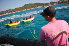 © Bouée tractée avec wake sensation - Office de tourisme de Saint-Cyr-sur-Mer