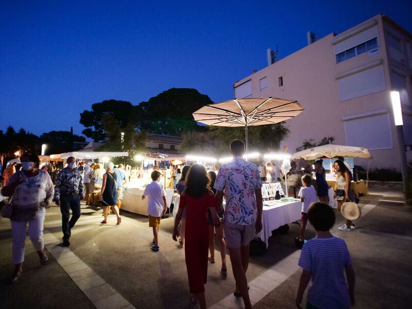 © Marché des créateurs place de l'appel du 18 Juin - Office de tourisme de Saint-Cyr-sur-Mer / Joan Costeja