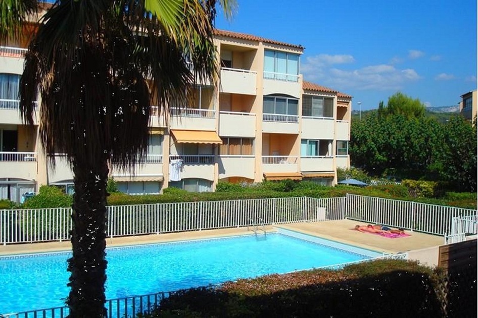 © Piscine collective - Office de tourisme de Sanary-sur-Mer