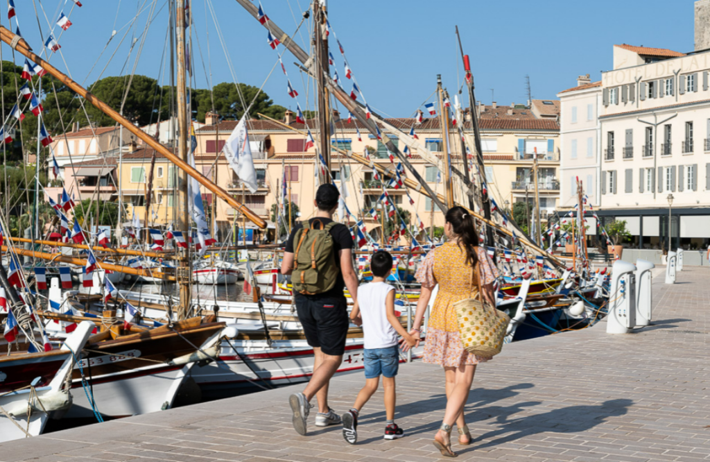 Famille sur le port de Sanary-sur-mer