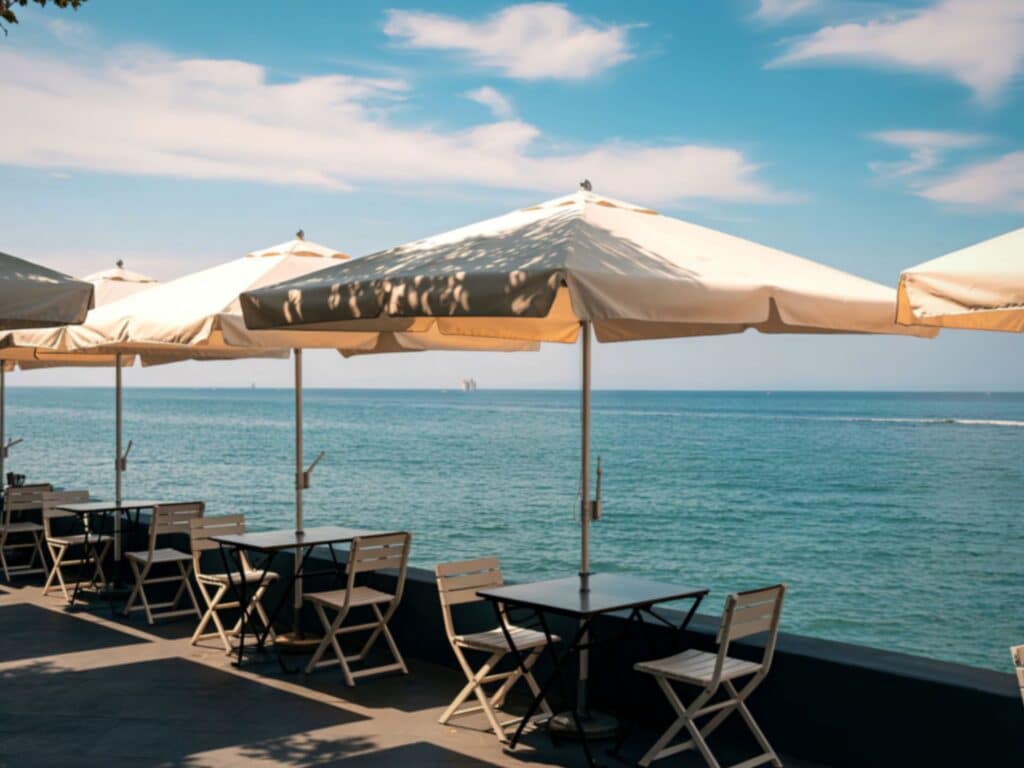 Que faire au bord de mer sans se baigner ? Café terrasse