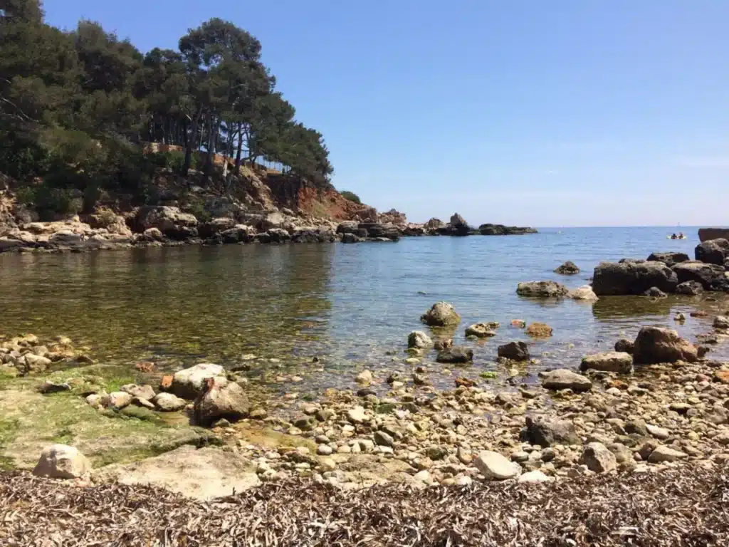 Plage de galets vacances Var